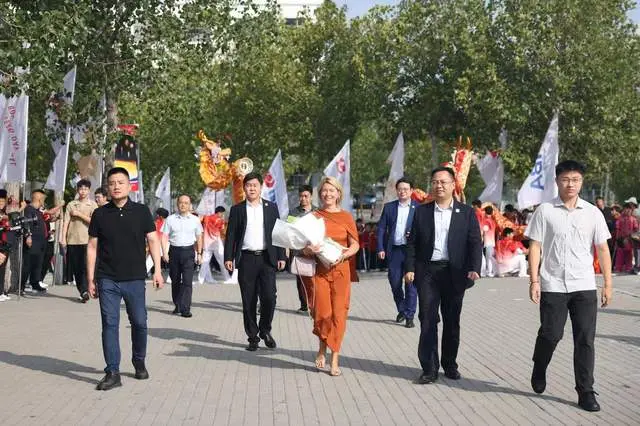 amp, 进团结和文, 击日