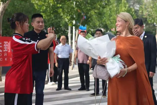 尔兰在中国, 中国以壮观, AA