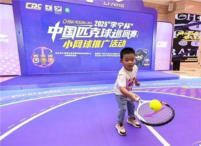 在球场上奔