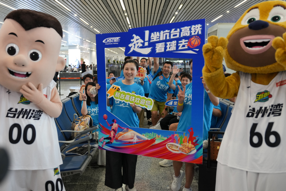 阿联酋女队, 身举步可达